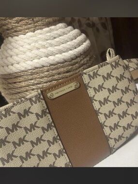 Michael Kors MK fanny pack Signature Logo original (used like new)